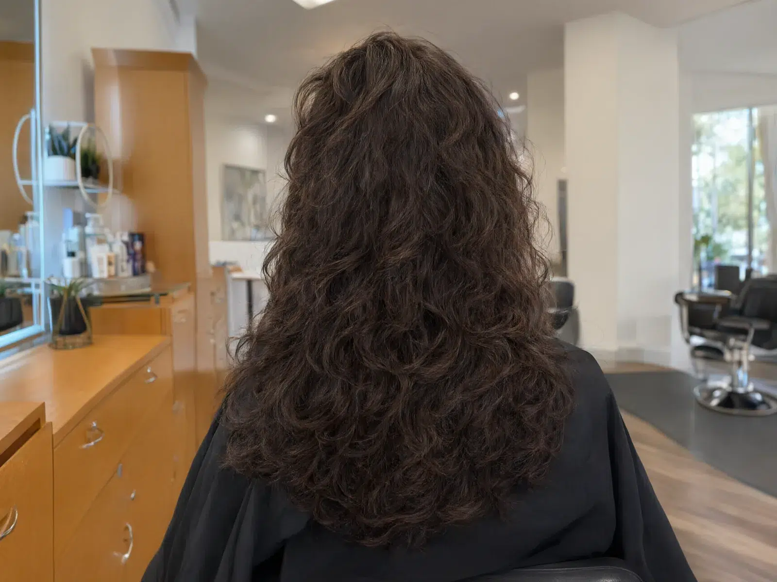 Close-up: defined natural curls with volume in deep brown